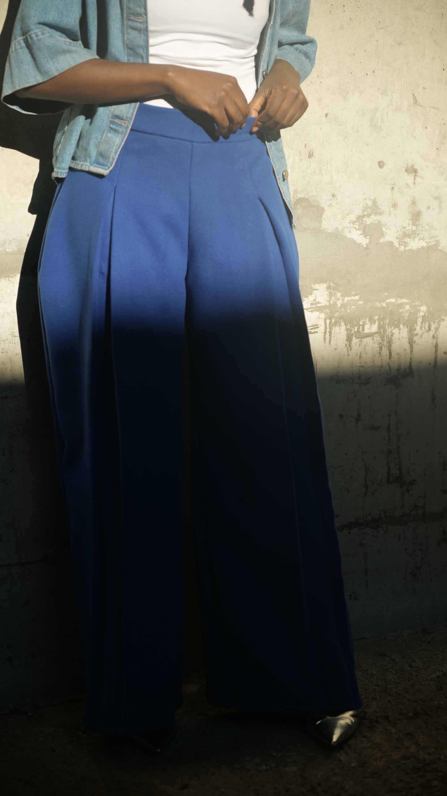 Tailored 'UNFOLD' Mid- Rise Blue Pleated Wool Trousers